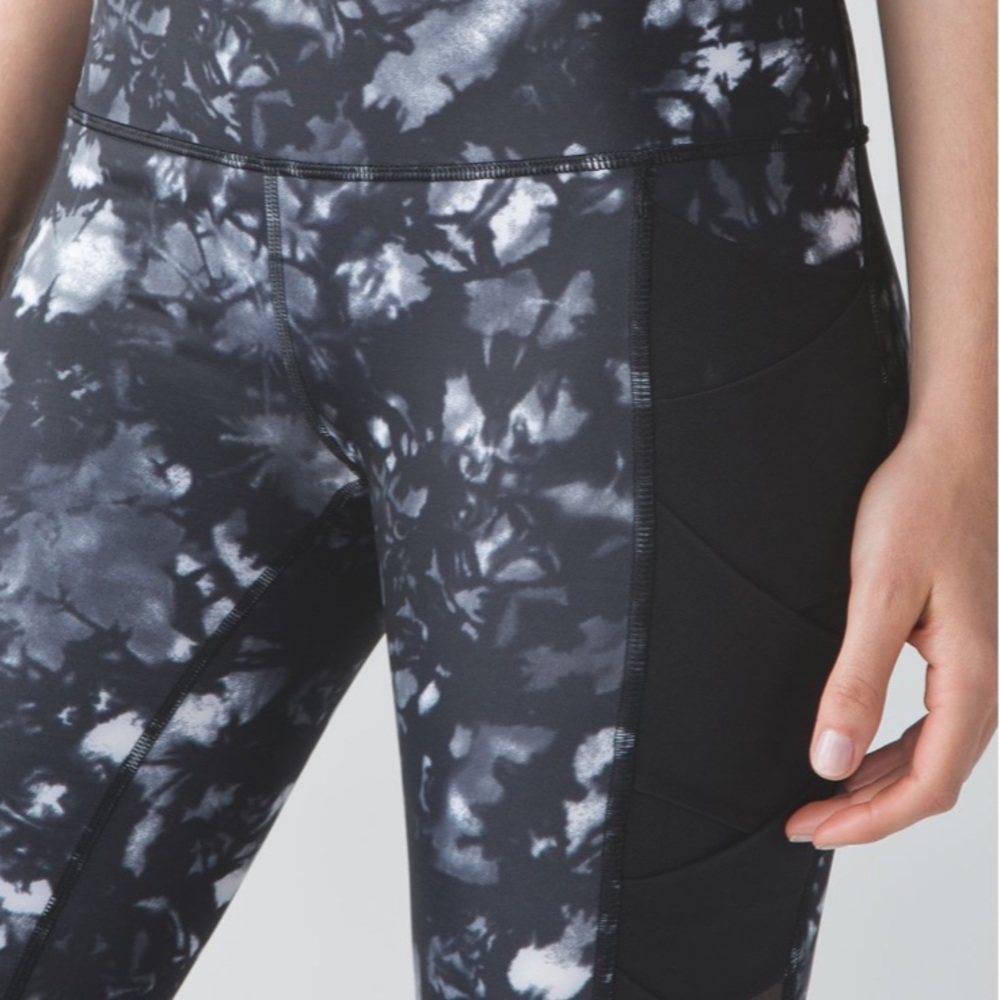 Lululemon Rise and Flow Pant - Size 8 - Picture 2 of 10